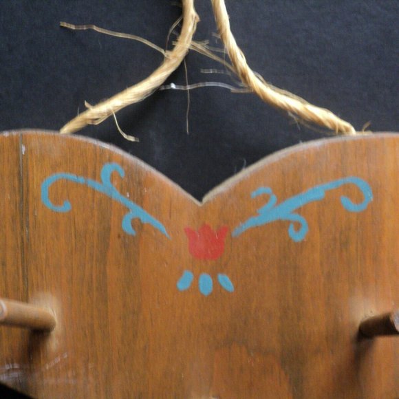 Wooden Heart-Shaped Key Holder with Twine Hanger Country Theme 7" x 4 1/4" - Picture 3 of 4